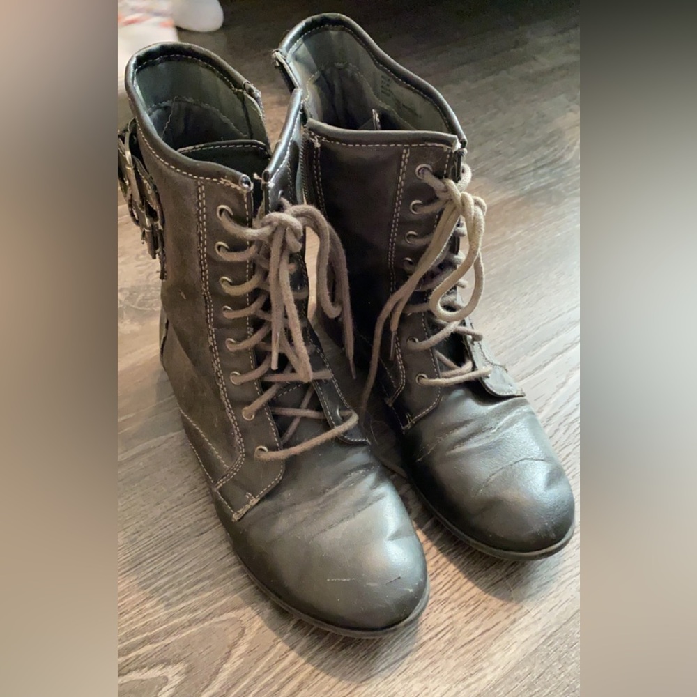 Tie up boots that go to the ankle